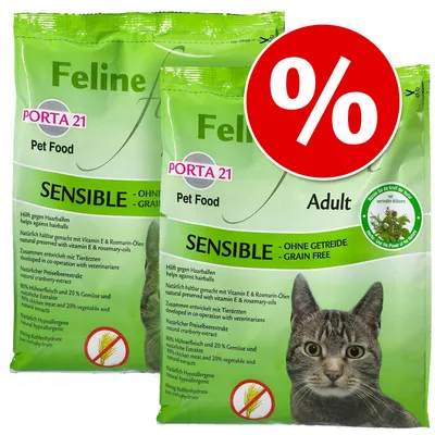 PORTA 21 Feline SENSIBLE Adult viljaton kissanruoka, kaksi pakkausta, suuri prosenttimerkki alennuksesta, kuvassa harmaa raidallinen kissa ja tuotetietoja englanniksi ja saksaksi.