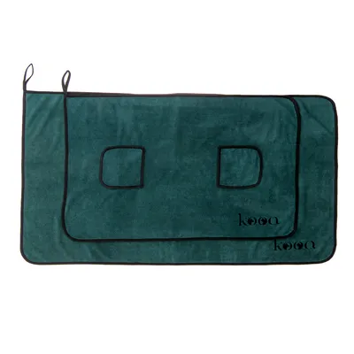 kooa. Tmavě zelená deka se dvěma obdélníkovými výřezy a černými okraji. kooa. Tmavě zelená deka se dvěma obdélníkovými výřezy a černými okraji.