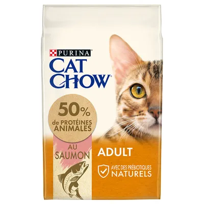 Purina Cat Chow Adult au saumon, 50 % de protéines animales, avec des prébiotiques naturels. Texte et image d’un chat visibles sur l’emballage.