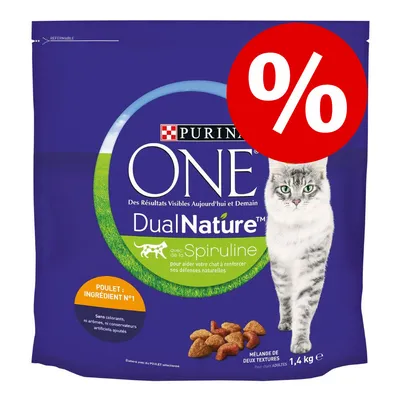 PURINA ONE DualNature s mačkou, nápis 'avec de la Spiruline', 'POULET : INGRÉDIENT N°1', balenie 1,4 kg, veľký červený symbol percenta v pravom hornom rohu. PURINA ONE DualNature s mačkou, nápis 'avec de la Spiruline', 'POULET : INGRÉDIENT N°1', balenie 1,4 kg, veľký červený symbol percenta v pravom hornom rohu.