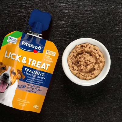 Vitakraft Lick & Treat Training Leverpølse, Made in Germany, lavt kalorieindhold, uden korn, fremmer koncentration, uden farve- og konserveringsstoffer, 60 g, bakke med leverpostej-pasta
