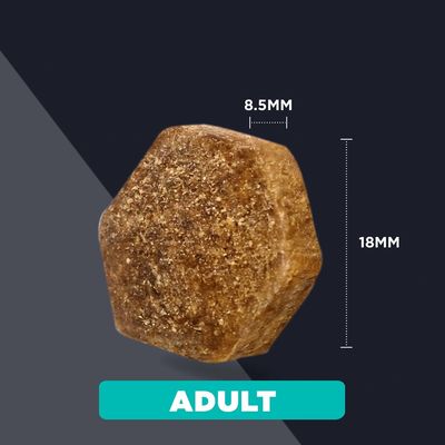Парче храна с размери 8,5 мм ширина и 18 мм височина. Текст: ADULT.