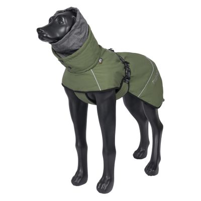 Hundemantel in Olivgrün mit grauer Kapuze, reflektierenden Streifen und Schnallenverschluss, präsentiert auf Hundemodell.