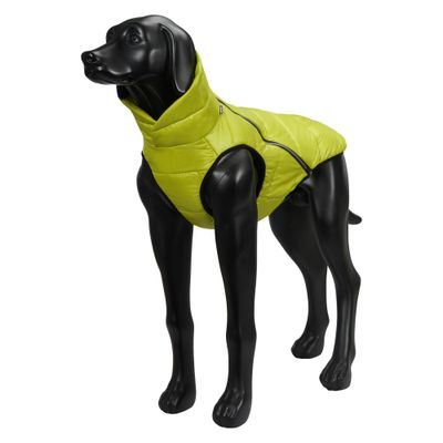 Černá modelová figurína psa má na sobě žlutou, prošívanou vestu se zipem na boku.