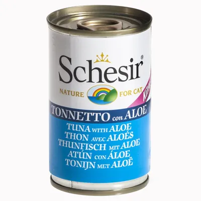 Lata de Schesir Nature for Cat, atún con aloe. Texto visible en varios idiomas: TUNA WITH ALOE, THON AVEC ALOÈS, THUNFISCH MIT ALOE, ATÚN CON ÁLOE, TONIJN MET ALOË.
