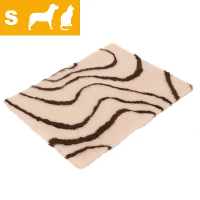 Malá podložka s černobílým vzorem, v levém horním rohu ikony psa a kočky a písmeno S na oranžovém pozadí.