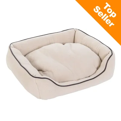 Rektangulär beige hund- eller kattbädd i tyg med upphöjda kanter. Orange hörn med vit text: Top Seller. Rektangulär beige hund- eller kattbädd i tyg med upphöjda kanter. Orange hörn med vit text: Top Seller.