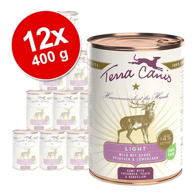 Lot de 12 boîtes Terra Canis Light 400 g, étiquette visible : cerf, mention <4 % matières grasses, 100 % naturel, saveur gibier avec concombre, pêche et pissenlit. Texte en allemand/anglais.