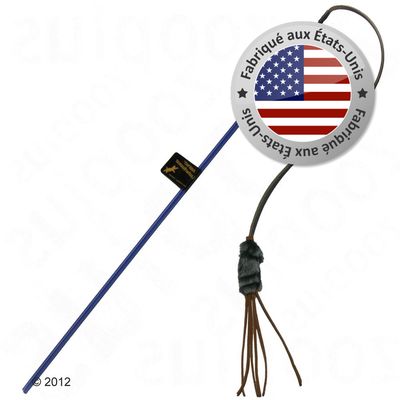 Jouet pour chat avec tige bleue, étiquette noire « Go Cat », ficelle et pompon en fausse fourrure. Badge : Fabriqué aux États-Unis avec drapeau américain.
