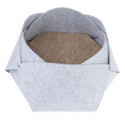 Cesta de fieltro gris con superficie rascadora marrón de cartón ondulado, apta para mascotas.