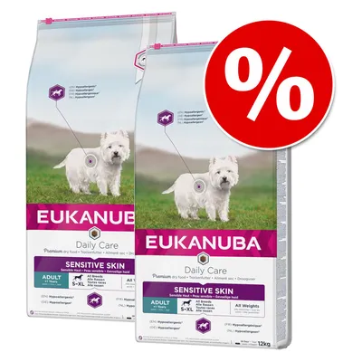 Dwie torby karmy Eukanuba Daily Care Sensitive Skin Adult S–XL, 12 kg, widoczny symbol promocji procentowej na czerwonym tle. Dwie torby karmy Eukanuba Daily Care Sensitive Skin Adult S–XL, 12 kg, widoczny symbol promocji procentowej na czerwonym tle.