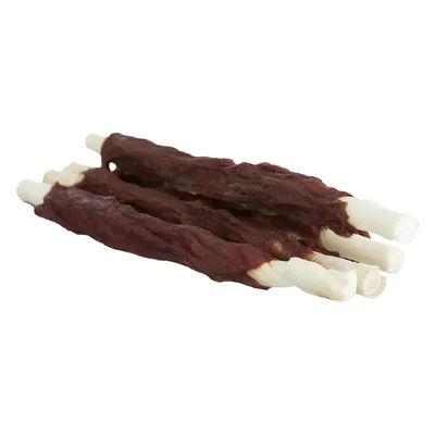 Mehrere Kausnacks in Stangenform mit weißem Kern und brauner Ummantelung, nebeneinander auf weißem Hintergrund