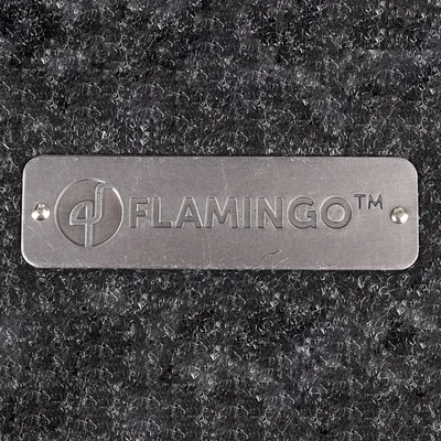 Metalowa plakietka z grawerem 'Flamingo™' na szarym filcu.