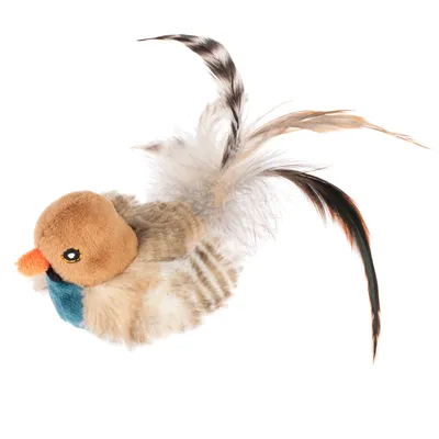 Jouet pour chat en forme d’oiseau, corps en peluche beige et marron, bec orange, plastron bleu, longues plumes naturelles à la queue, yeux brodés noirs.