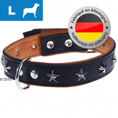Černý kožený obojek s kovovými hvězdami, velikost L, označení Fabriqué en Allemagne s německou vlajkou. Vnitřní strana hnědá, kovové prvky viditelné.