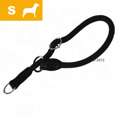 Musta koiran kaulapanta, metalliset renkaat. Koko S merkitty keltaisella laatikolla vasemmassa yläkulmassa.