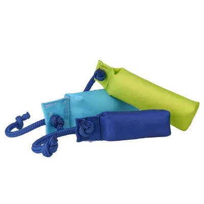 Drei robuste Spielzeuge aus Nylon in Blau, Hellblau und Grün mit Kordeln für interaktives Spielen.