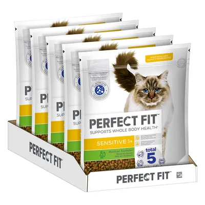 Sachets de croquettes pour chat Perfect Fit Sensitive 1+, visible : logo, photo de chat, mention 'supports whole body health', 'total 5', riche en dinde, présentoir carton Perfect Fit.