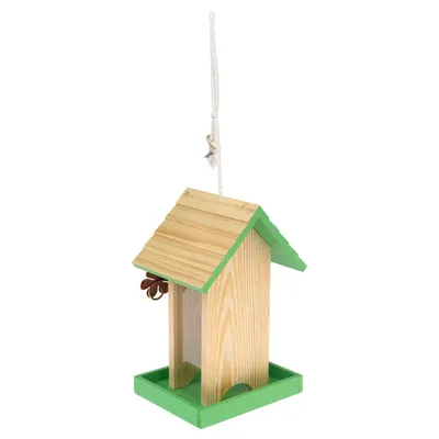 Vogelhaus aus Holz mit grünem Dach und Boden, hängend an weisser Schnur. Geeignet für Futterplatz im Garten oder Balkon.