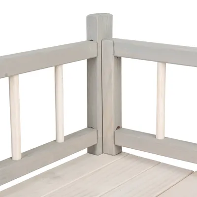 Détail d’un angle de structure en bois clair avec barreaux verticaux, assemblage visible. Bois brut ou peint en gris et blanc.