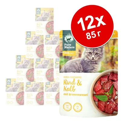 Pure Nature Rind & Kalb mit Brennnessel, 12×85 г паучове с изображение на котка и купа с месо. Голям червен кръг с надпис '12×85 г'. Pure Nature Rind & Kalb mit Brennnessel, 12×85 г паучове с изображение на котка и купа с месо. Голям червен кръг с надпис '12×85 г'.