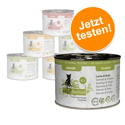 Lot de boîtes caZ finefood Senior Classic, différentes variétés visibles dont Saumon & Poulet. Texte sur l’emballage : sans céréales, sans tests sur animaux, sans sucre ajouté. "Jetzt testen!"