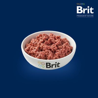 Brit Premium by Nature konzerv kutyáknak, Chicken with Chicken Hearts, GMO free, soy free, áfonya hozzáadásával. Feliratok: immunity & condition support, all life stage, excellent digestibility.