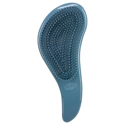 Trixie blauwe borstel met ergonomische handgreep en zachte nopjes voor vachtverzorging.