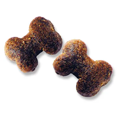 Dos croquetas en forma de hueso, color marrón, sobre fondo blanco. Se muestra el tamaño y la textura del producto.