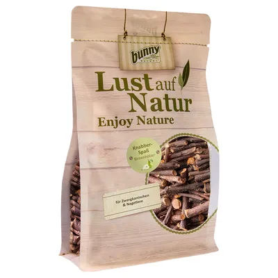 Sachet Bunny Nature Lust auf Natur Enjoy Nature, texte visible : Knabber-Spaß Birnenhölzer, für Zwergkaninchen & Nagetiere. Bâtonnets de bois visibles à travers une fenêtre transparente.