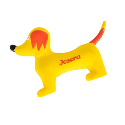 Gelbes Hundespielzeug in Form eines Hundes mit roten Ohren und Schwanz, Aufschrift 'Josera' auf der Seite.
