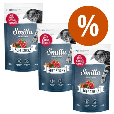 Tři balení Smilla Soft Sticks, s textem 'WITH DUCK & POMEGRANATE', bezobilná receptura, kachna, 3×50 g. Oranžové procento označuje akční nabídku.