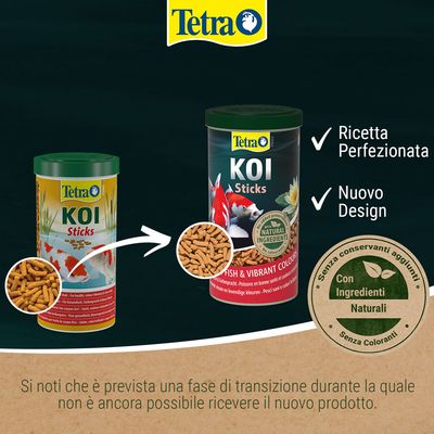 Tetra KOI Sticks, vecchio e nuovo packaging a confronto. Testi visibili: Ricetta Perfezionata, Nuovo Design, Con Ingredienti Naturali, Senza conservanti aggiunti, Senza coloranti.