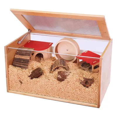 Holz-Nagerkäfig mit Plexiglasfront, ausgestattet mit Laufrad, Häuschen, Holzbrücke und Einstreu. Oberseite mit Lüftungsgitter und Klappmechanismus.