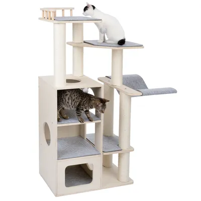 Arbre à chat en bois clair avec plateformes, niches et griffoirs en sisal, deux chats visibles sur différentes parties de la structure. Revêtement gris sur les surfaces.