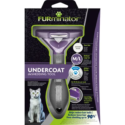 FURminator Undercoat deShedding Tool, rövid szőrű, közepes/nagy macskáknak (M/L, 4,5+ kg), heti használat, segít csökkenteni a szőrhullást akár 90%-kal. Lila-fekete eszköz csomagolásban.