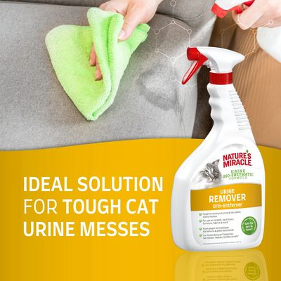 Nature's Miracle Urine Remover spray flakon, macska vizelet eltávolítására. Szöveg: IDEAL SOLUTION FOR TOUGH CAT URINE MESSES. Kéz zöld kendővel tisztít szürke kanapét.