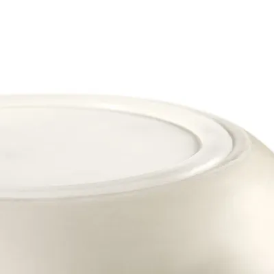 Nahaufnahme einer weissen Futterschale mit glatter Oberfläche und leicht erhöhtem Rand.