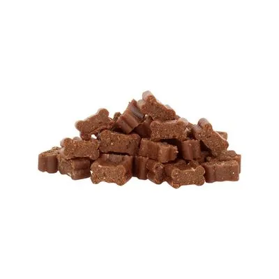 Stapel kleine, bruine hondensnacks in botvorm zonder zichtbare verpakking of merknaam.