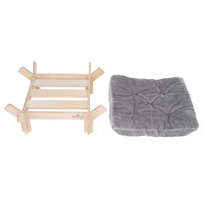 Estructura de madera con aspecto de madera natural y cojín gris acolchado. Marca Natural Paradise visible en la estructura.