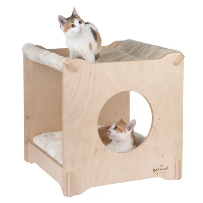 Holz-Katzenmöbel mit zwei Ebenen, weichen Liegeflächen und rundem Eingang. Zwei Katzen demonstrieren Nutzung. Marke: Natural Paradise.
