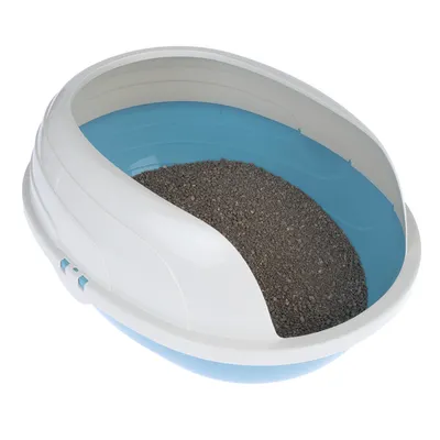 Arenero blanco y azul para gatos con arena gris, diseño ovalado y borde elevado para mayor protección.