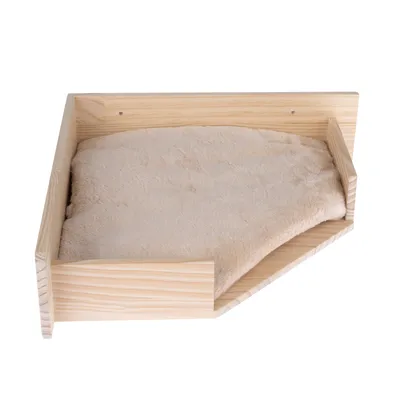 Plateforme d’angle en bois clair avec coussin beige amovible, conçue pour être fixée au mur. Matériaux visibles : bois et tissu.