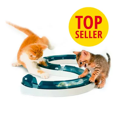 To katte leger med et cirkelformet aktivitetslegetøj i plastik. Gul cirkel med rød tekst: TOP SELLER. To katte leger med et cirkelformet aktivitetslegetøj i plastik. Gul cirkel med rød tekst: TOP SELLER.