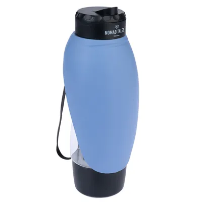Nomad Tales Wasserflasche in Blau mit schwarzem Deckel und Trageband, geeignet für unterwegs.