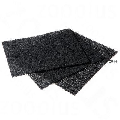 Tre rettangoli di spugna nera a trama grossa, sovrapposti su sfondo bianco. Nessun marchio o testo visibile.