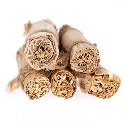 Lot de cinq rouleaux en fibres naturelles, aspect bois et paille, empilés sur fond blanc. Matériau visible : fibre végétale.