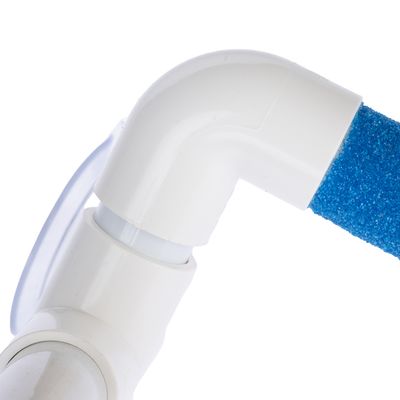 Détail d’un raccord coudé en plastique blanc avec ventouse et tube bleu en mousse, éléments visibles d’un accessoire pour aquarium ou bassin.