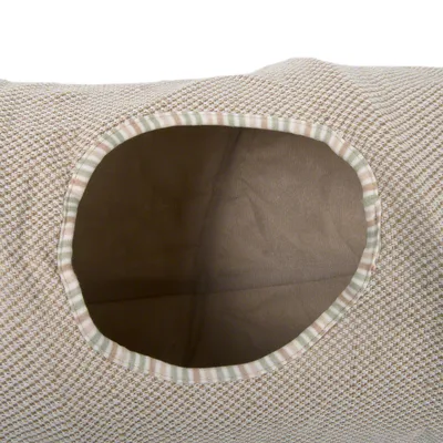 Entrée d'une niche ou tunnel pour animal, tissu beige à motif quadrillé, bordure de l'ouverture rayée beige et verte, intérieur en tissu uni beige.