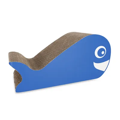 Griffoir en carton ondulé en forme de baleine bleue, surface texturée visible sur le dessus, côtés bleu uni avec visage stylisé blanc.